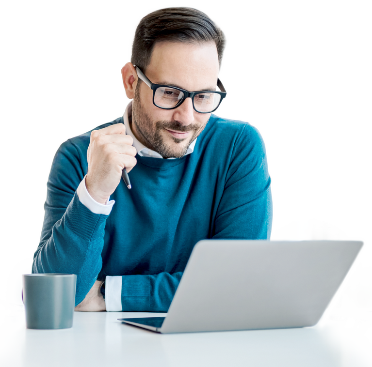 Mann sitzt mit Tasse und Stift vor silbernem Laptop